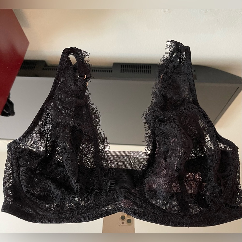 Victoria Secret Bra 32D. New with tag